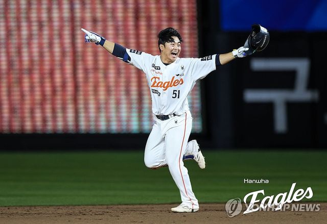 10일 KIA 타이거즈전 끝내기 안타를 치고 기뻐하는 한화 문현빈.