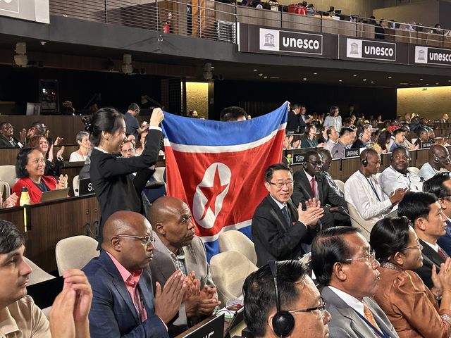 인공기 펼쳐든 북한 대표단 