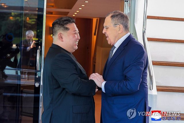 김정은, 러 외무장관 라브로프 접견