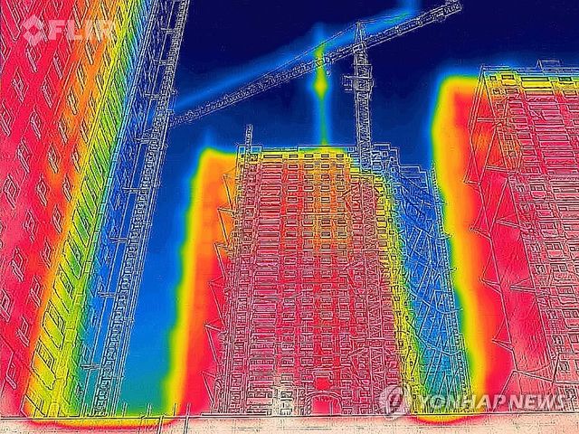 붉게 타오르는 아파트 신축 공사 현장