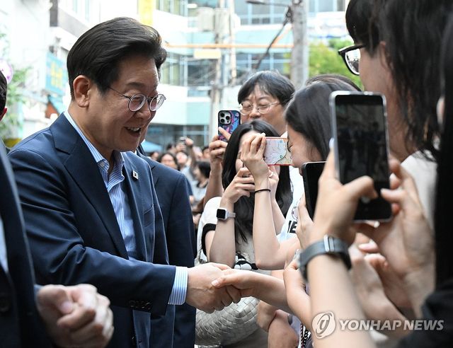 시민들과 인사하는 이재명 대통령