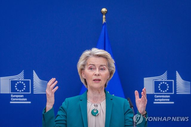 13일 기자들 질문에 답하는 폰데어라이엔