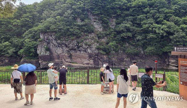 반구대 암각화 찾은 방문객들