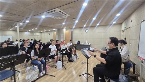 연습 중인 강남구 외국인 합창단
