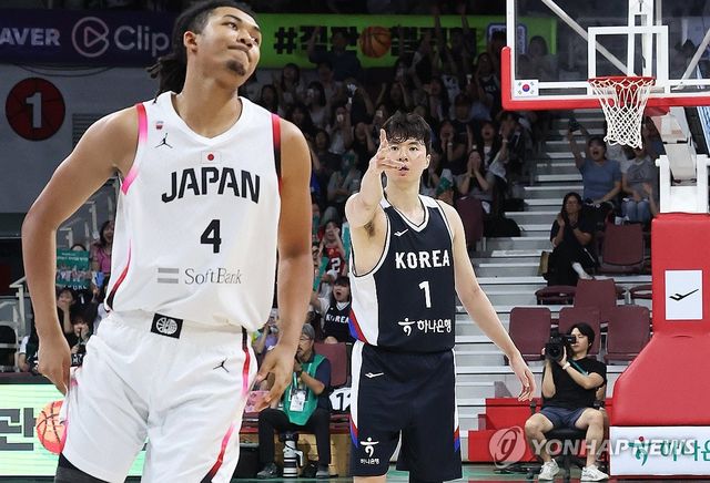 한국 3점 성공에 기뻐하는 이현중