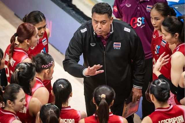 키아티퐁 감독(중앙) 작전 지시를 듣는 태국 여자배구 대표팀 선수들