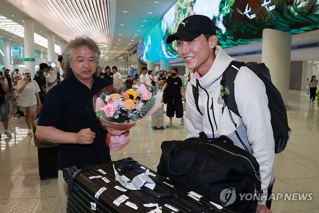 꽃다발 받는 우상혁