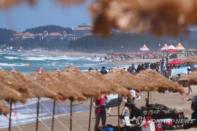 햇볕 피해 파라솔 밑으로