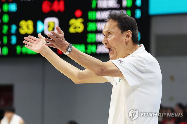 작전 지시하는 안준호 감독