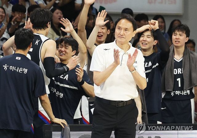 손뼉 치는 안준호 감독