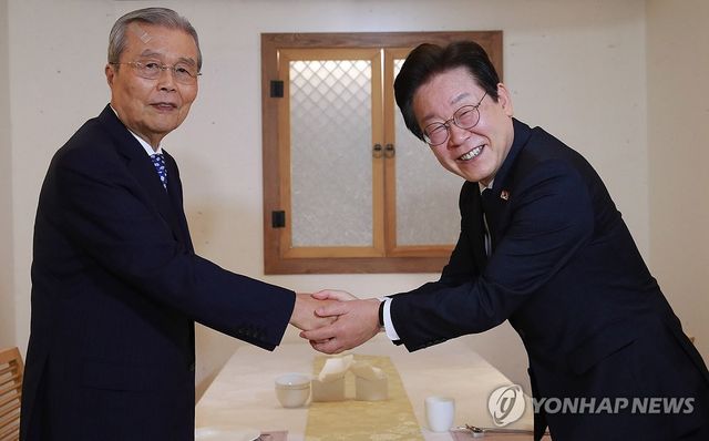 악수하는 이재명 대표와 김종인 전 위원장