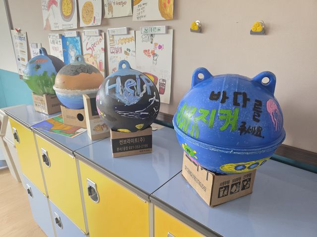 태흥초 교실에 전시된 폐부표 활용 작품