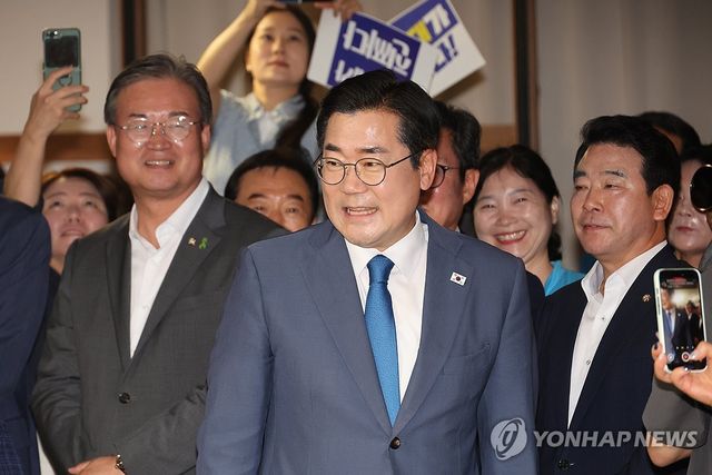 입장하는 박찬대 의원