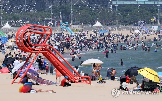 이른 더위에 바다는 벌써 휴가철