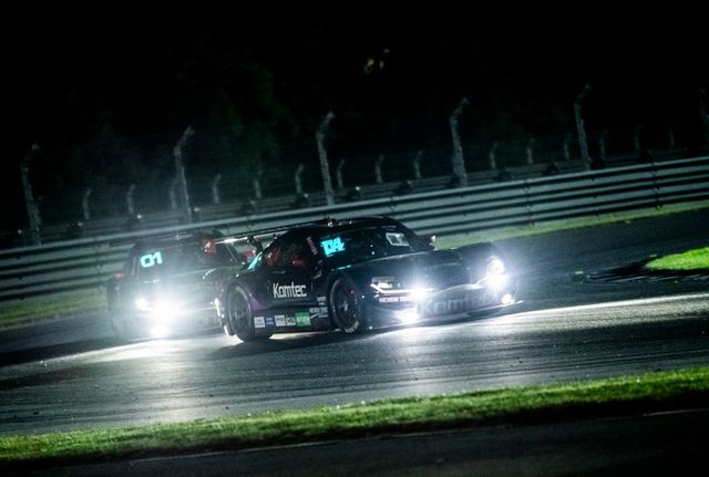 나이트레이스에서 질주하는 정의철의 차량