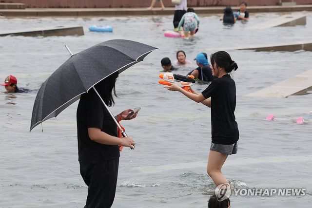 비가 와도 물놀이는 계속