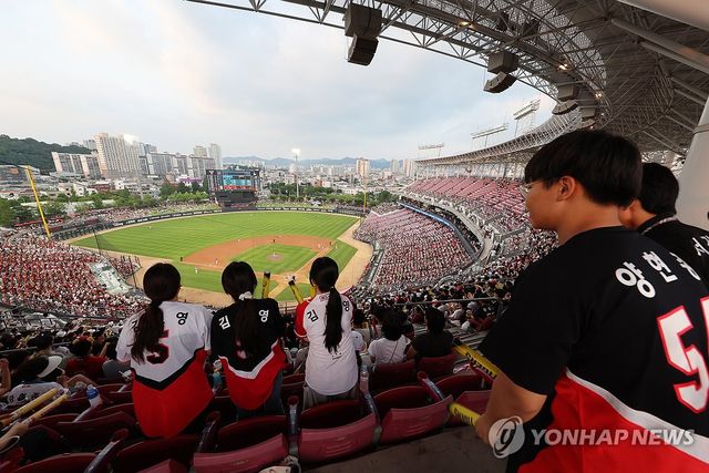 프로야구 전반기 최초 700만 관중 달성