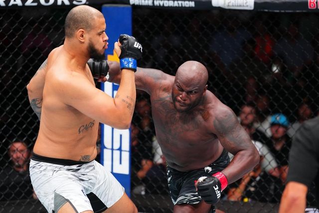 UFC 최다인 통산 16번째 KO승을 거둔 데릭 루이스(오른쪽)