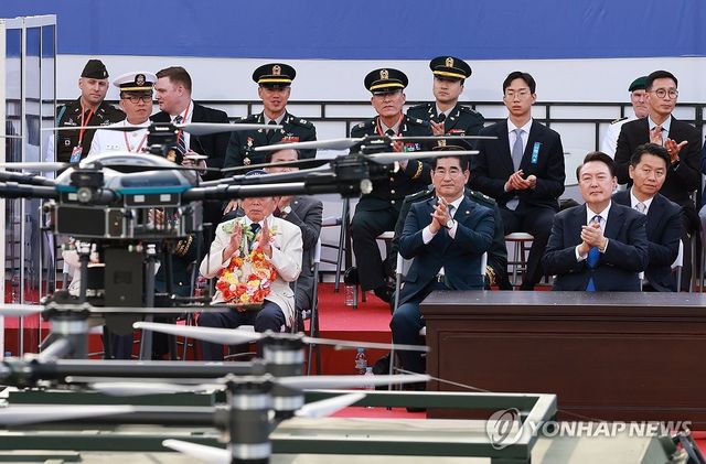드론 바라보는 윤석열 대통령