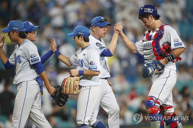 승리 후 기뻐하는 삼성 선수들. 