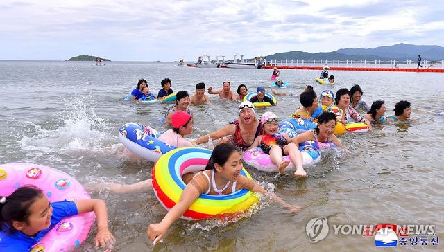 원산갈마해안관광지구서 물놀이하는 북한 주민들