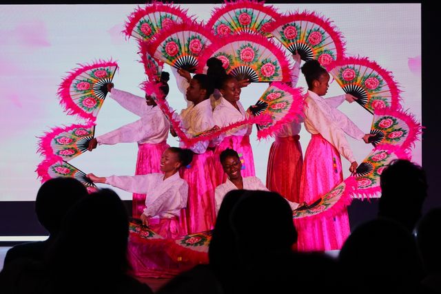 남아공 현지인들이 선보인 한국 부채춤