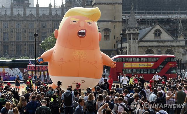 2018년 영국 의회 앞에서 개최된 도널드 트럼프 대통령 반대 시위