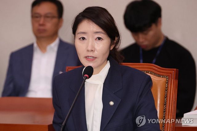 답변하는 강선우 여가부 장관 후보자
