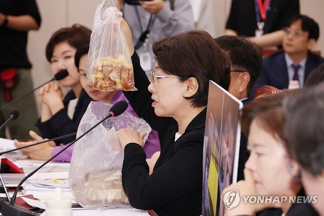 청문회장에 등장한 음식물 쓰레기