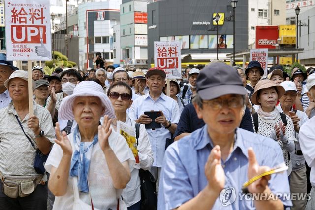 일본 참의원 선거 유세 보는 청중
