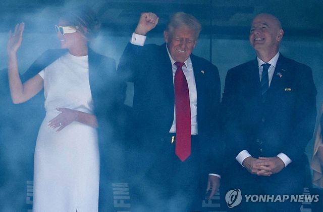 경기 지켜보는 트럼프 대통령