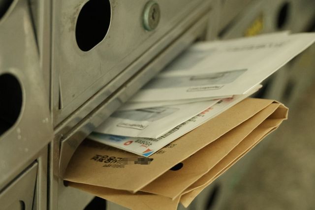 모자 집 우편함에 있는 우편물