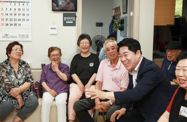 관악구 삼성동 경로당을 방문해 어르신들과 대화하는 박준희 구청장