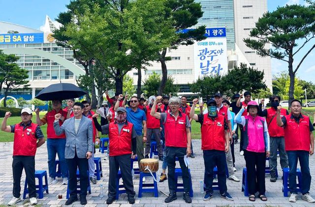 기자회견하는 민주노총 서비스연맹 서비스일반노동조합 전세버스연대지부
