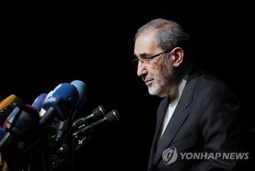 2020년 이란에서 열린 기자회견에서 말하고 있는 알리 아크바르 벨라야티