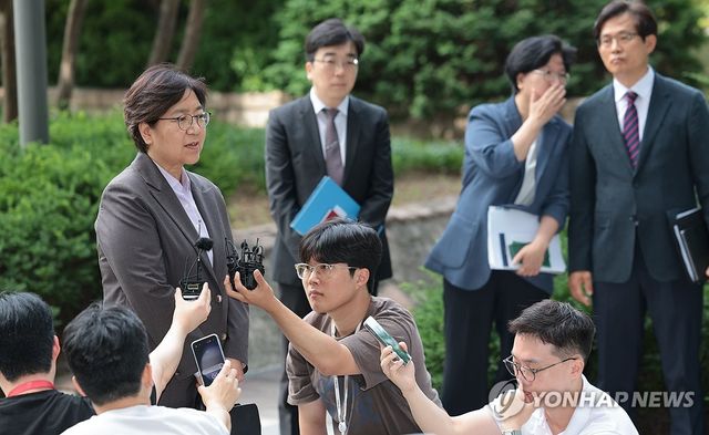 첫 출근하며 질문에 답하는 정은경 장관 후보자