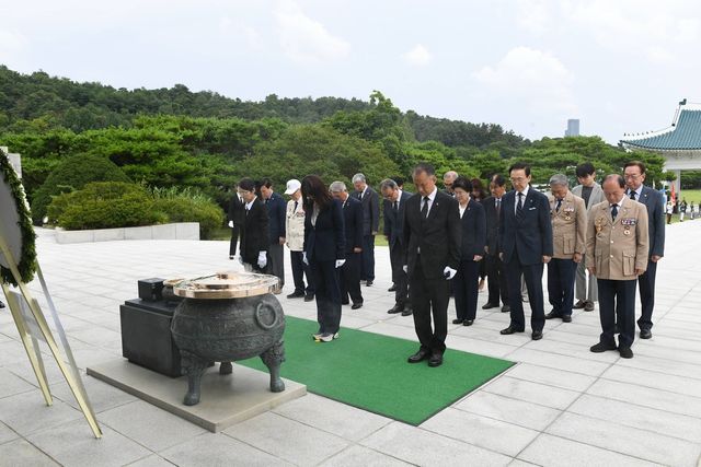 국립서울현충원에서 참배하는 강윤진 차관