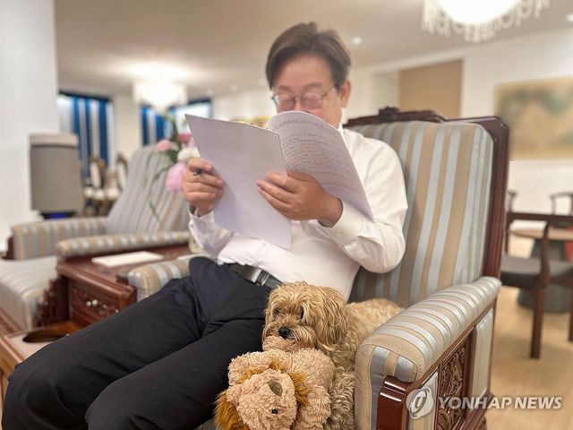 이재명 대통령, 반려견과 함께