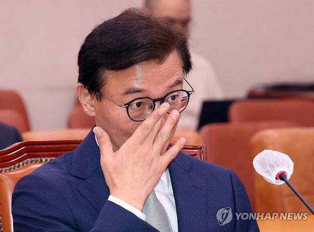 안경 고쳐쓰는 전재수