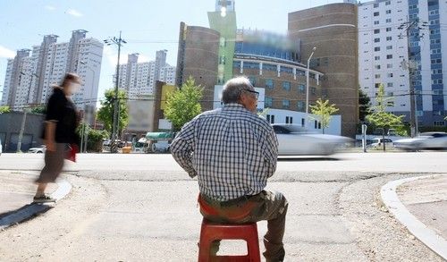 사람이 그리운 노인 