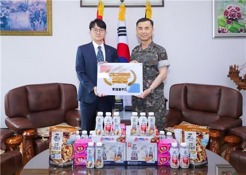 롯데웰푸드, 육군 17사단에 위문품 전달