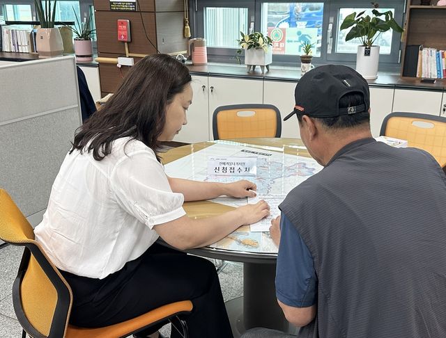 겨울나기지원사업을 신청서 작성 중인 주민