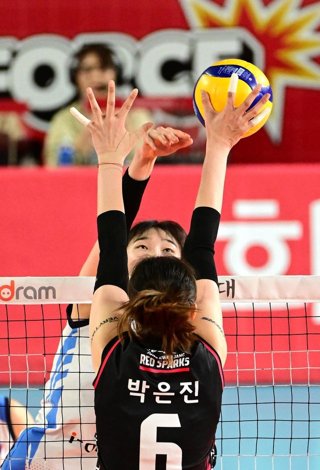 블로킹하는 박은진(등번호 6번 선수)