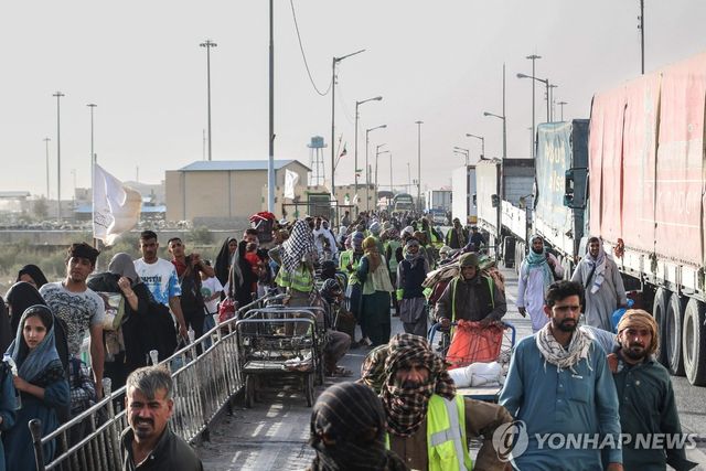 이란과 아프가니스탄간 육상검문소에 도착하는 아프간 난민들