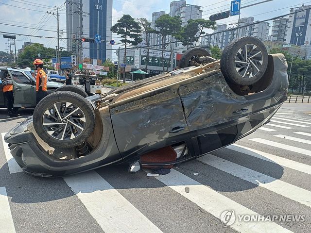 충돌사고로 전복된 SUV차