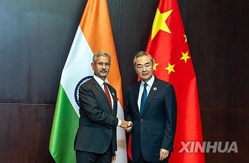 지난해 7월 라오스에서 만난 수브라마냠 자이샨카르 인도 외교장관(좌)과 왕이 중국공산당 중앙외사판공실 주임(외교부장 겸임) [신화 연합뉴스 자료사진]