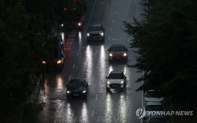 갑자기 어두워진 하늘