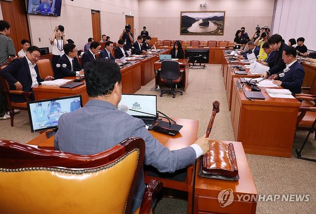 의사봉 두드리는 어기구 위원장