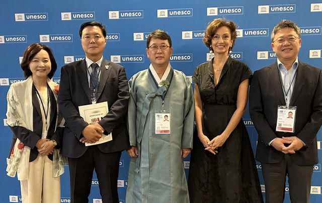(파리=연합뉴스) 김예나 기자 = 지난 12일(현지시간) 프랑스 파리 유네스코 본부에서 열린 제47차 세계유산위원회에서 '반구천의 암각화'가 등재된 이후 관계자들이 기념 촬영을 하고 있다. 왼쪽부터 박상미 주유네스코 대표부 대사, 더불어민주당 조계원 의원, 최응천 국가유산청장, 오드레 아줄레 유네스코 사무총장, 국민의힘 박정하 의원. 2025.7.15 yes@yna.co.kr
