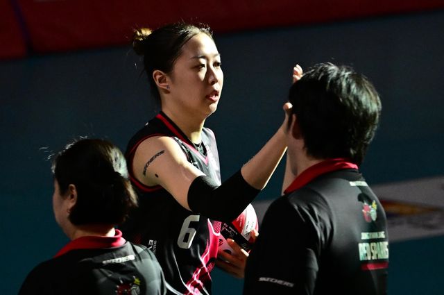 여자배구 정관장의 미들 블로커 박은진(중앙)